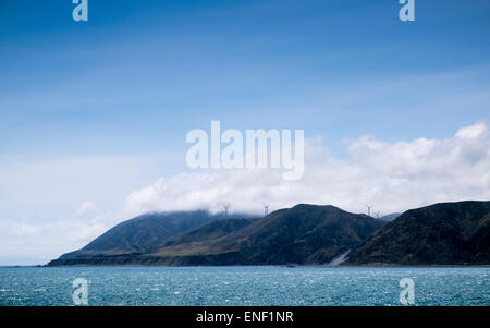 Vista dei parchi eolici Project West Wind sulla stazione di Terawhiti e Makara Farm a ovest di Wellington dal traghetto Interisoland, New Zea Foto Stock