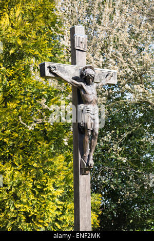 Un crocifisso in legno di quercia per commemorare gli uomini di Pirbright che morì in entrambe le guerre mondiali. Foto Stock