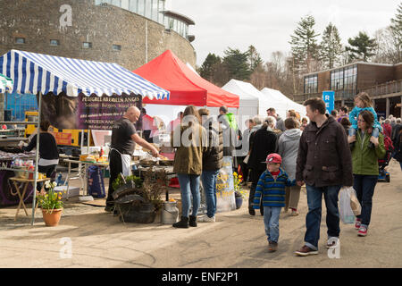 Una famiglia e la folla a Loch Lomond Shores durante Springfrest Food and Drink Festival Foto Stock