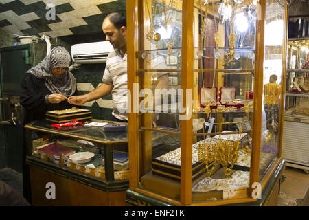 La città di Gaza, la striscia di Gaza, la Palestina. Il 4 maggio, 2015. Donna palestinese a Gaza city oro vecchio bazaar, le difficili condizioni di vita rende alcuni Gazans donne vendita loro dote oro alle facce le difficili condizioni di vita nella Striscia di Gaza. © Mahmoud Issa/Quds Net News/ZUMAPRESS.com/Alamy Live News Foto Stock