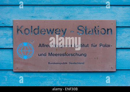 Cartello con il logo della stazione Koldewey per artico e la ricerca marina a Ny Ålesund-sulle Svalbard / Spitsbergen, Norvegia Foto Stock