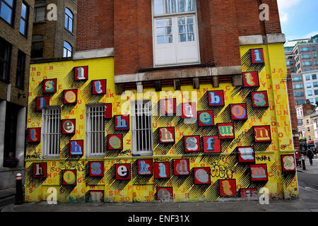 Colorata arte di strada vicino alla stazione di Liverpool Street a Londra Foto Stock