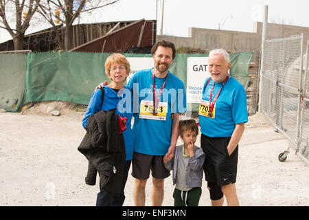 Toronto, Canada. Il 3 maggio, 2015. La famiglia in posa per fotocamera, dopo l'esecuzione per la Maratona di Toronto. Credito: NISARGMEDIA/Alamy Live News Foto Stock