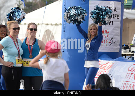 Toronto, Canada. Il 3 maggio, 2015. Cheer leader accogliendo i corridori alla maratona di Toronto. Credito: NISARGMEDIA/Alamy Live News Foto Stock