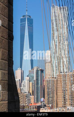 New York, nello Stato di New York, Stati Uniti d'America. Guardando verso gli edifici di Lower Manhattan dal ponte di Brooklyn. Il Foto Stock