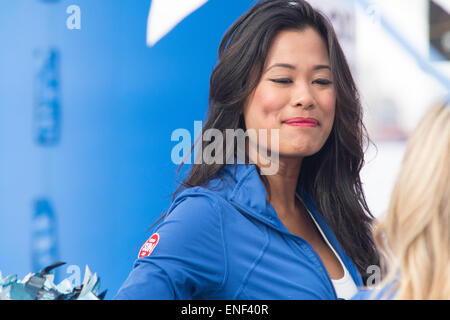 Toronto, Canada. Il 3 maggio, 2015. Cheer leader sorridente pur accogliendo le guide alla maratona di Toronto. Credito: NISARGMEDIA/Alamy Live News Foto Stock