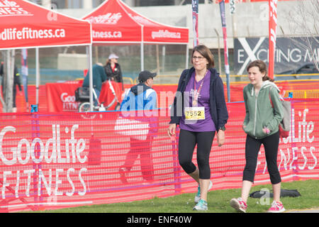 Toronto, Canada. Il 3 maggio, 2015. Runner a piedi dalla gara, dopo aver terminato la maratona di Toronto. Credito: NISARGMEDIA/Alamy Live News Foto Stock