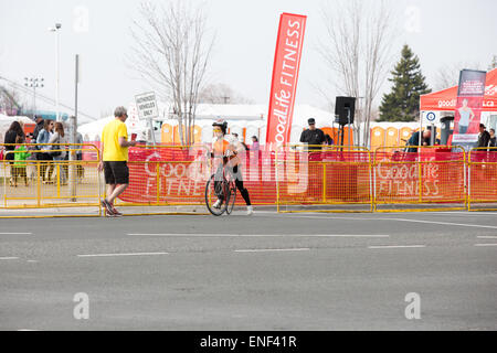 Toronto, Canada. Il 3 maggio, 2015. Una scena a Toronto Marathon Credito: NISARGMEDIA/Alamy Live News Foto Stock