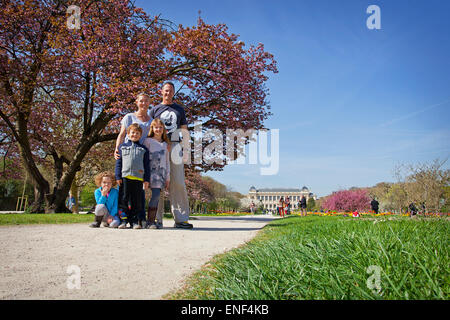 La famiglia a Parigi, la Grande Galerie de l'évolution Foto Stock