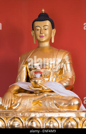 Benalmadena Pueblo, Costa del Sol, provincia di Malaga, Andalusia, Spagna meridionale. Golden Buddha in Illuminismo buddista Stupa Foto Stock
