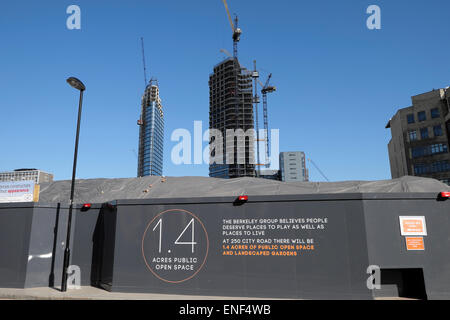 Una vista del lessico e Canaletto alto Alloggiamento di lusso torri in costruzione vicino al nuovo 250 City Road edificio sito nel quartiere di Islington, Londra EC1V England Regno Unito KATHY DEWITT Foto Stock