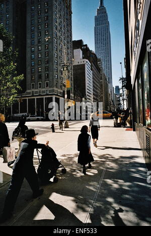AJAXNETPHOTO. NEW YORK CITY, NY, Stati Uniti d'America. - Su EAST 34TH STREET guardando verso la giunzione con Park Avenue, Empire State Building svettante al di là. Foto:JONATHAN EASTLAND/AJAX REF:3544 4 24 Foto Stock