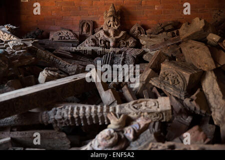 Patan, Nepal. Il 4 maggio, 2015. Sculture e altre opere d'arte dai templi distrutti in Durbar Square sono memorizzati in una posizione sicura in Patan Nepal il 4 maggio 2015. Il 25 aprile 2015, il Nepal ha subito una grandezza 7.8 terremoto uccidendo oltre 7 mila persone e ferendo migliaia di più. © Taylor Weidman/ZUMA filo/Alamy Live News Foto Stock