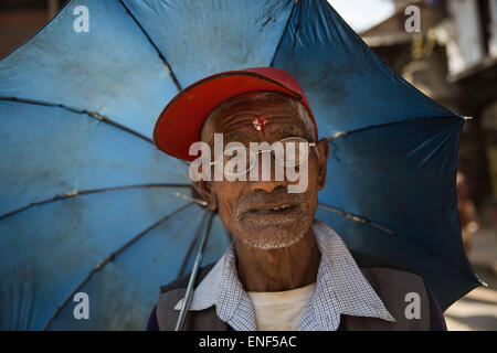 Patan, Nepal. Il 4 maggio, 2015. Un uomo nepalese pone per un ritratto come egli cammina attraverso il quadrato di Durbar di Patan Nepal il 4 maggio 2015. Il 25 aprile 2015, il Nepal ha subito una grandezza 7.8 terremoto uccidendo oltre 7 mila persone e ferendo migliaia di più. © Taylor Weidman/ZUMA filo/Alamy Live News Foto Stock