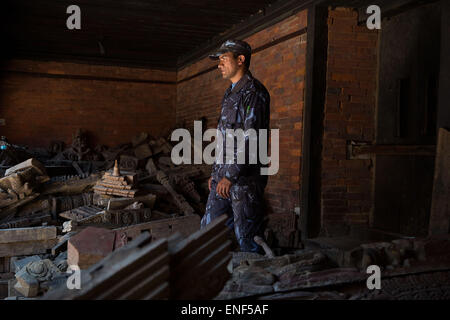 Patan, Nepal. Il 4 maggio, 2015. Un soldato le protezioni di uno stock di importanti opere d'arte religiosa che è stata rimossa dal rovinato i templi di Durbar Square e memorizzato in una posizione sicura in Patan Nepal il 4 maggio 2015. Il 25 aprile 2015, il Nepal ha subito una grandezza 7.8 terremoto uccidendo oltre 7 mila persone e ferendo migliaia di più. © Taylor Weidman/ZUMA filo/Alamy Live News Foto Stock