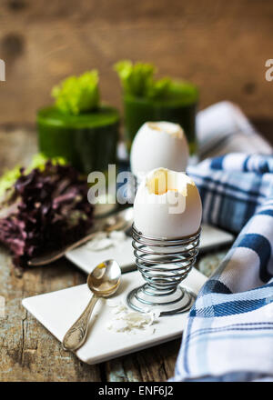 Delizioso frullato di spinaci e uova sode sul tavolo di legno Foto Stock