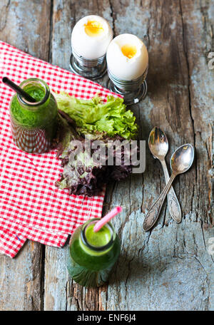 Delizioso frullato di spinaci e uova sode sul tavolo di legno Foto Stock