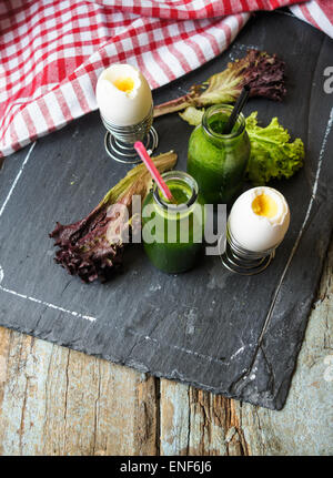 Delizioso frullato di spinaci e uova sode sul tavolo di legno Foto Stock