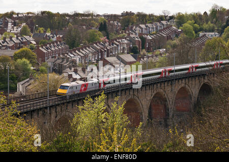 Vergine Costa Orientale mainline passeggero express treno elettrico attraversando il viadotto di Durham, North East England Regno Unito Foto Stock