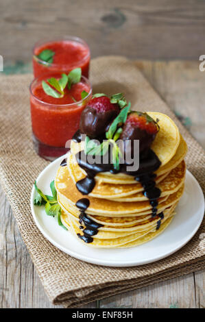 Frittelle dolci sul tovagliolo rosso in cucina, stile rustico Foto Stock