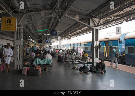 Una piattaforma affollate di passeggeri ferroviari o dormire sul pavimento o in attesa per i treni a Ernakulam Junction Railway sta Foto Stock