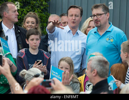 Il Primo Ministro David Cameron MP orologi il Tour de Yorkshire nel Yorkshire villaggio di Addingham domenica 3 maggio 2015 Foto Stock