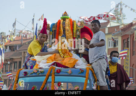 Kathmandu, Nepal. Xxv Aprile, 2015. I monaci displyaing l'idolo del Signore Buddha durante il Buddha Purnima celebrazioni a Boudhanath stupa. Una delle principali 7.9 terremoto ha colpito Kathmandu a metà giornata di sabato 25 aprile, ed è stata seguita da più scosse di assestamento che ha attivato le valanghe su Mt. Everest che seppellì gli alpinisti nei loro campi base. Molte case, palazzi e templi della capitale erano distrutti durante il terremoto, lasciando oltre 7000 morti e molti più intrappolato sotto i detriti come emergenza soccorritori tentativo di rimozione dei detriti e trovare superstiti. Regolare scosse di assestamento hanno ostacolato il recupero Foto Stock