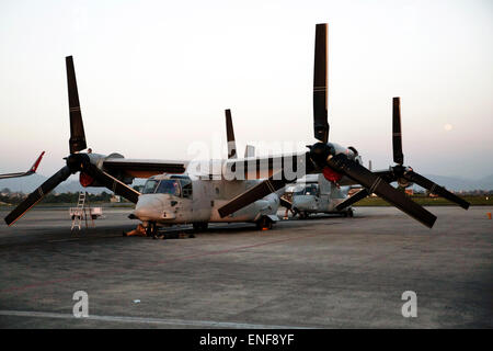 Kathmandu, Nepal/ 4 Maggio, 2015. Stati Uniti Marine V-22 Osprey aeromobili parcheggiati su asfalto presso l'aeroporto internazionale di Tribhuvan Maggio 3, 2015 a Kathmandu, Nepal. I marines sono arrivati per assistere nel raggiungimento di postazioni remote utilizzando i falchi pescatori ed elicotteri per distribuire aiuti e fornire sollievo a seguito del forte terremoto che ha colpito il Regno di montagna. Il devastante terremoto ha causato la morte di oltre 7 mila persone e distrusse gran parte dell'antica città storica. Foto Stock