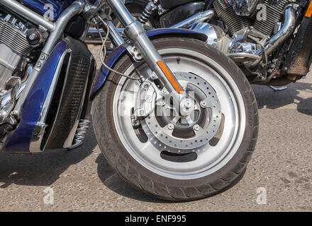 I freni anteriori di una motocicletta sportiva Foto Stock