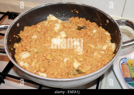 Uova strapazzate con salsa di pomodoro e formaggio Foto Stock