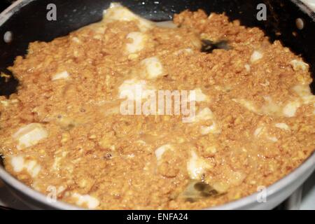 Uova strapazzate con salsa di pomodoro e formaggio Foto Stock