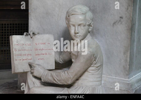 Dettaglio della Humphrey Chetham statua che si trova nella Cattedrale di Manchester Foto Stock