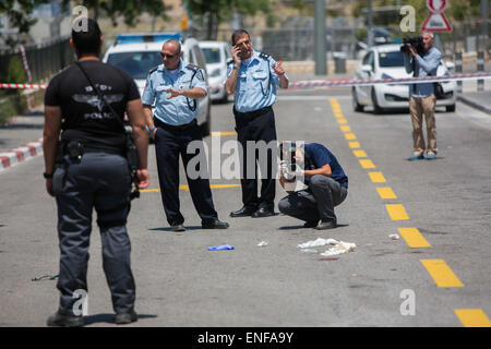 Gerusalemme. Il 4 maggio, 2015. Un israeliano forensic poliziotto (2R) prende le fotografie del sito di un tentativo di accoltellato a Gerusalemme, il 4 maggio 2015. La sicurezza di Israele guardie sparato e ferito un uomo palestinese che avrebbe cercato di persone pugnalata a Gerusalemme il lunedì, un portavoce della polizia ha confermato. © JINI/Xinhua/Alamy Live News Foto Stock