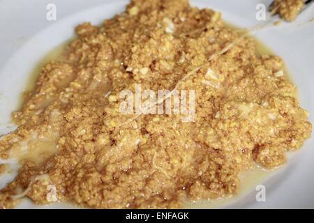 Uova strapazzate con salsa di pomodoro e formaggio Foto Stock