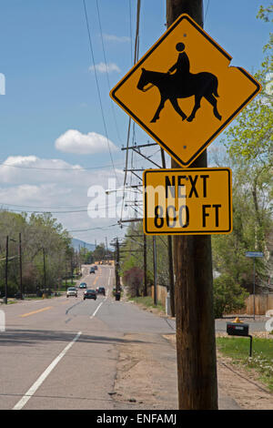 Wheat Ridge in Colorado - un segno in un sobborgo di Denver avverte di equitazione attraversando la strada. Foto Stock