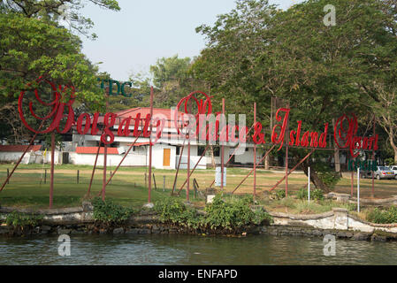 Il Bolgatty Palace, un resort alberghiero di lusso sull'Isola di Bolgatty, si affaccia sul Lago Vembanad a Cochin (Kochi), Kerala, India. L'ex Palazzo fu costruito dal Foto Stock