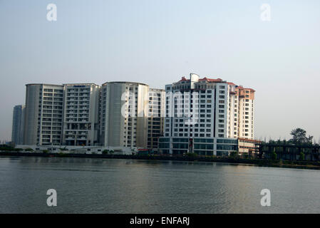 Appartamenti di lusso a Marine Drive sulla riva del lago Vembanad a Ernakulam, Kerala, India Foto Stock