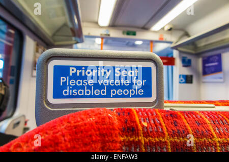 Firmare a sud ovest di treni Trasporto ferroviario sedile: "sedile di priorità si prega di liberare per persone disabili" Foto Stock