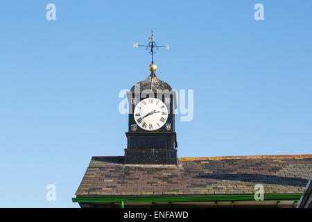 Municipio orologio sul tetto datata 1810 contro un cielo blu, High Street, Stockbridge, Hampshire, Regno Unito Foto Stock