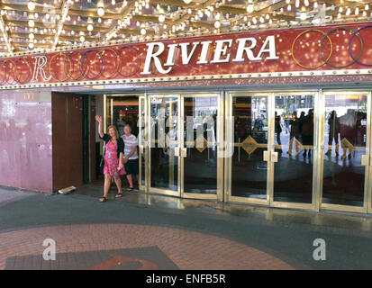 Las Vegas, Nevada, USA. Il 4 maggio, 2015. Il Riviera Hotel e Casino lo chiude le porte a mezzogiorno del 4 maggio 2015, due settimane dopo la celebrazione è il sessantesimo anniversario. © Marcel Thomas/ZUMA filo/Alamy Live News Foto Stock