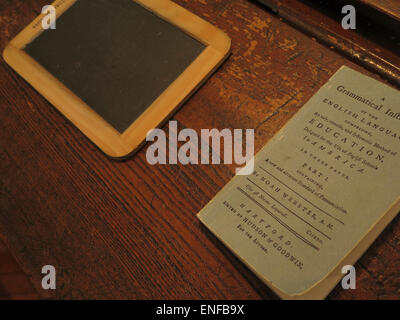 Ardesia e primer sono parte di uno storico auletta scuola display è al Bennington Museum di Bennington, Vermont. Foto Stock