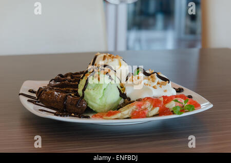 Gelati , cialde al cioccolato con salsa di cioccolato e panna montata Foto Stock