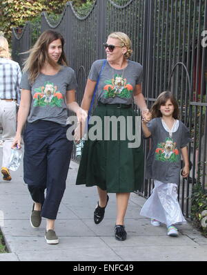 Cougar Town star Busy Philipps in West Hollywood con la famiglia tutti indossano grigio corrispondenti t-shirt raffigurante un fenicottero e cane in gioielleria t-shirt con: Occupato Philipps,Birdie Silverstein dove: Los Angeles, Stati Uniti quando: 30 Ott 2014 Foto Stock