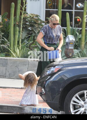 Cougar Town star Busy Philipps in West Hollywood con la famiglia tutti indossano grigio corrispondenti t-shirt raffigurante un fenicottero e cane in gioielleria t-shirt con: Occupato Philipps,Birdie Silverstein dove: Los Angeles, Stati Uniti quando: 30 Ott 2014 Foto Stock