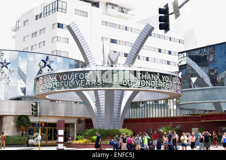 Las Vegas, Nevada, USA. Il 4 maggio, 2015. Il Riviera Hotel e Casino lo chiude le porte a mezzogiorno del 4 maggio 2015, due settimane dopo la celebrazione è il sessantesimo anniversario. © Marcel Thomas/ZUMA filo/Alamy Live News Foto Stock