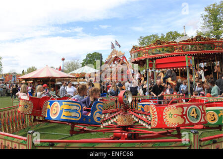 Mini Octopus ride, Carter è fiera di vapore. Tradizionale viaggio storico giostre e attrazioni. Giorno di maggio Bank Holiday 2015. Hersham verde, Surrey, Inghilterra, Gran Bretagna, Regno Unito, Gran Bretagna, Europa Credito: Ian bottiglia / Alamy Live News Foto Stock