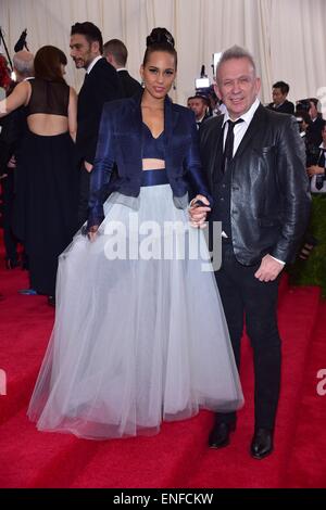 New York, NY, STATI UNITI D'AMERICA. Il 4 maggio, 2015. Alicia Keys, Jean Paul Gaultier presso gli arrivi per " CINA: attraverso il Looking Glass' apertura notturna incontrato Gala - Parte 2, il Metropolitan Museum of Art Costume Institute, New York, NY Maggio 4, 2015. Credito: Gregorio T. Binuya/Everett raccolta/Alamy Live News Foto Stock