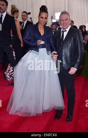 New York, NY, STATI UNITI D'AMERICA. Il 4 maggio, 2015. Alicia Keys, Jean Paul Gaultier presso gli arrivi per " CINA: attraverso il Looking Glass' apertura notturna incontrato Gala - Parte 2, il Metropolitan Museum of Art Costume Institute, New York, NY Maggio 4, 2015. Credito: Gregorio T. Binuya/Everett raccolta/Alamy Live News Foto Stock