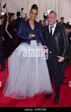 New York, NY, STATI UNITI D'AMERICA. Il 4 maggio, 2015. Alicia Keys, Jean Paul Gaultier presso gli arrivi per " CINA: attraverso il Looking Glass' apertura notturna incontrato Gala - Parte 2, il Metropolitan Museum of Art Costume Institute, New York, NY Maggio 4, 2015. Credito: Gregorio T. Binuya/Everett raccolta/Alamy Live News Foto Stock