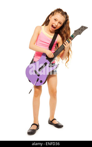 Ragazza di canto rocce giocando sulla chitarra elettro Foto Stock